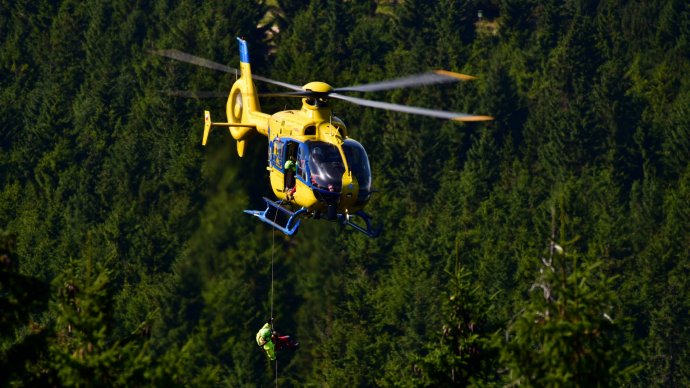 Horští záchranáři zasahovali v Jizerkách u ženy s alergickou reakcí