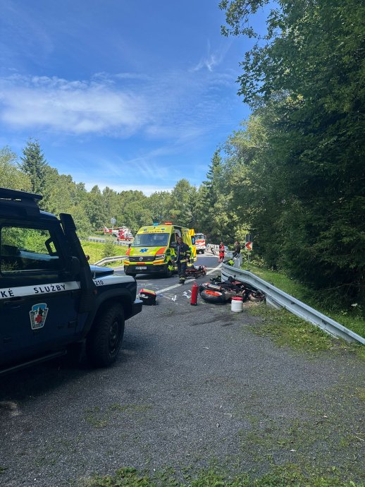 Dvě hledačky v Krkonoších a pád motorkáře na Šumavě