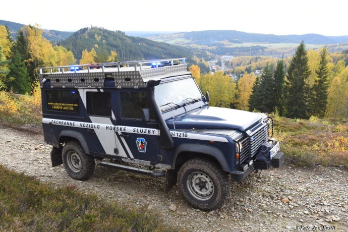 Paraglidista spadl na elektrické vedení