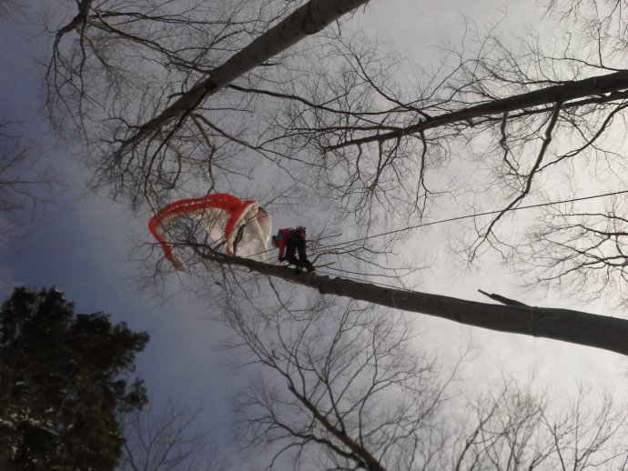 Náročná záchrana paraglidisty