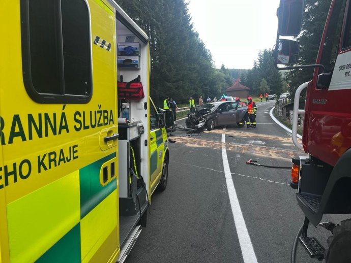 Nehoda vozidel pod Pomezními boudami.