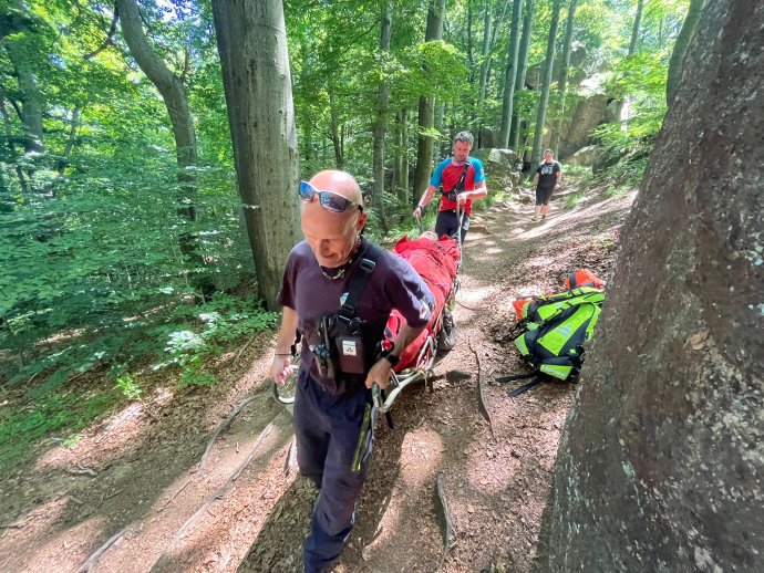 Po horské cestě na nosítkách s kolečkem.