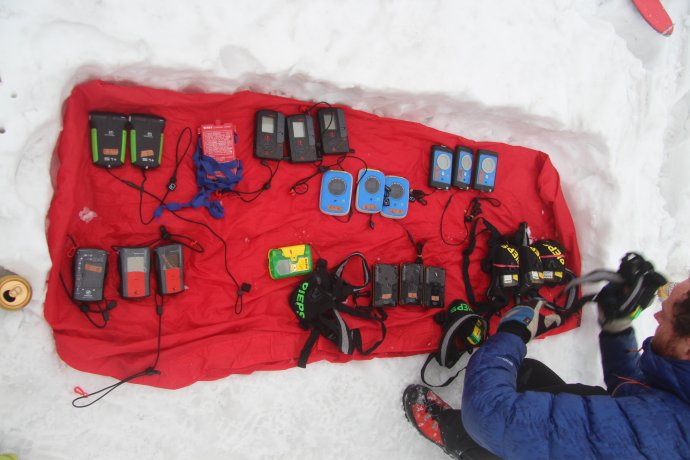 Výsledky testů lavinových přístrojů