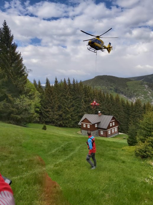 Záchrana zraněné z náročného terénu
