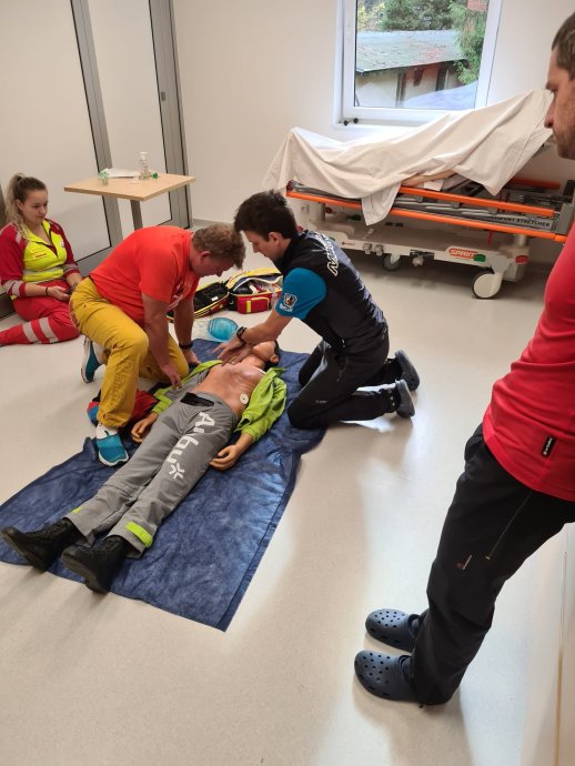 !!! NEREAGUJE, NEDÝCHÁ !!!