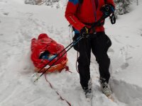 Turistky uvízly v hlubokém sněhu