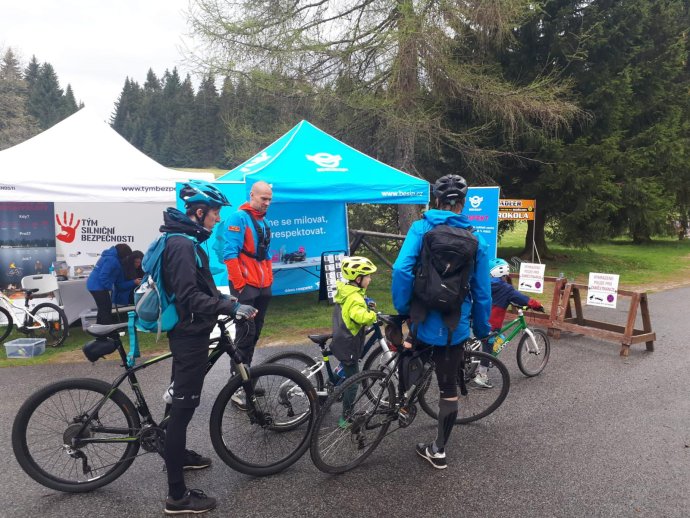 O víkendu jsme zahájili kontaktní kampaň k projektu Na kole jen s přilbou