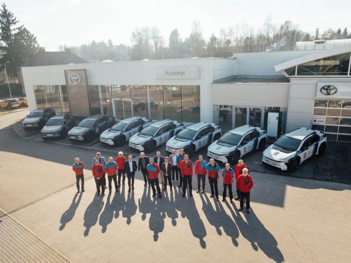 Horská služba převzala 8 nových elektromobilů Toyota