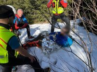 Zledovatělý terén a dvě poranění dolních končetin.