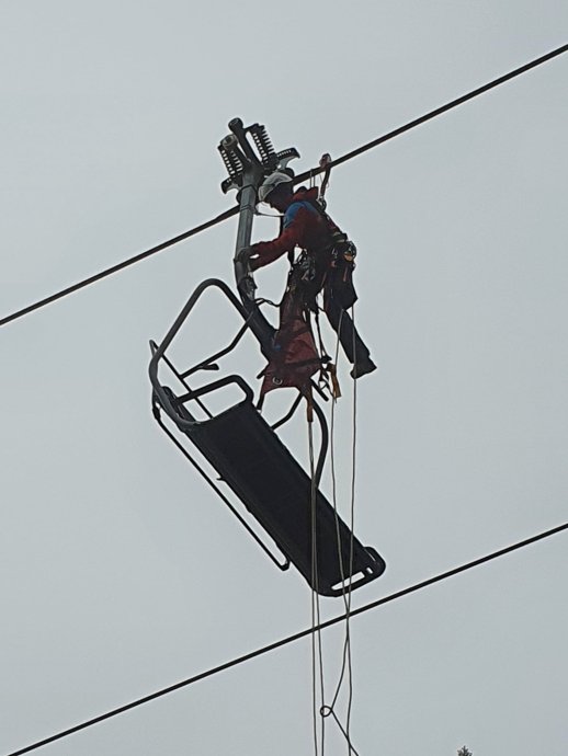 Horští záchranáři cvičili s hasiči evakuaci lanovky