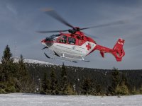 Záchrana ženy na jarní sjezdovce