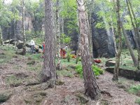 Pád horolezce z pískovcové skály u Ostrova